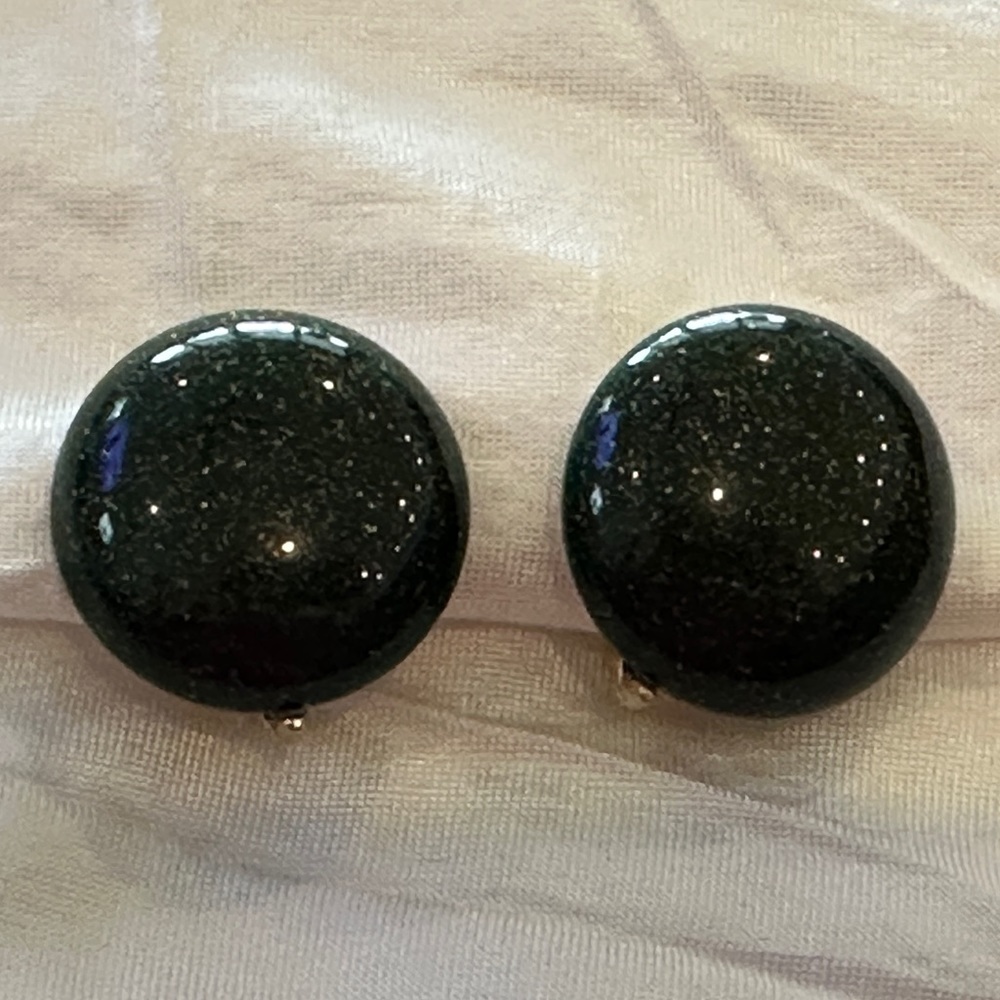 Crown TRIFARI Awesome Vintage Clip On Earrings Green w Gold Flecks Button Style